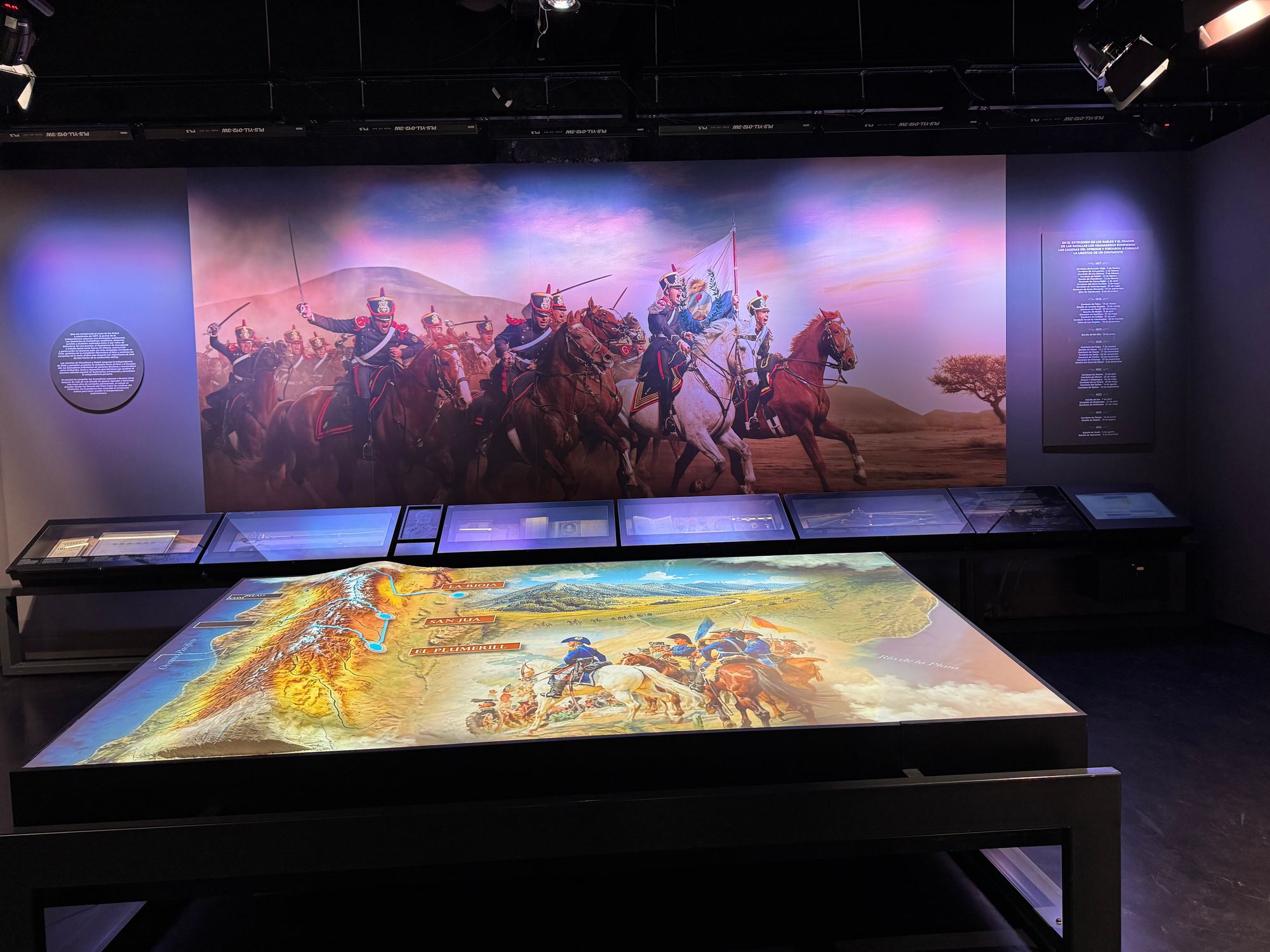 Sala del Museo Granaderos con gráfica mural y mesas interactivas producidas por Maseme