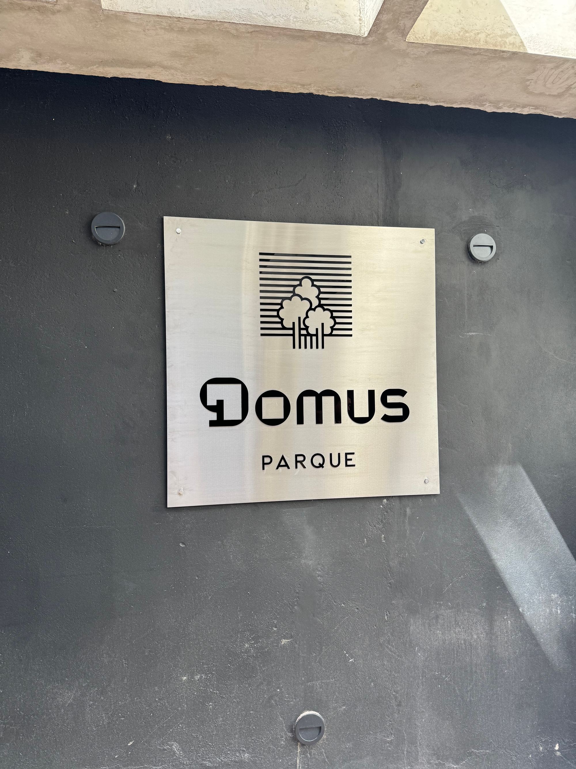 Domus — Señalética y gráfica de locales